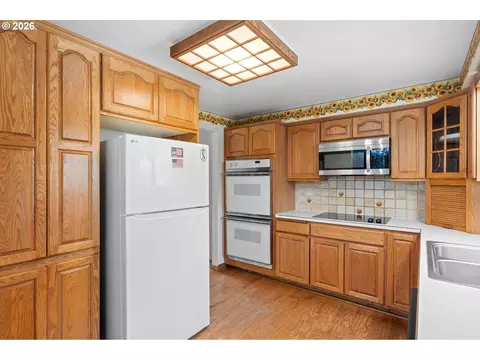 Kitchen - 505 NE Dexter Ct, Gresham, OR 97030 photo 2 of 3