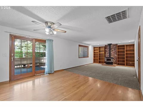 Living - 505 NE Dexter Ct, Gresham, OR 97030 photo 5 of 10