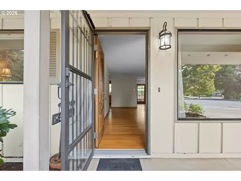 Entry Way - 505 NE Dexter Ct, Gresham, OR 97030 photo 2 of 2