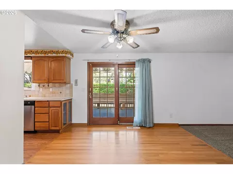 Living - 505 NE Dexter Ct, Gresham, OR 97030 photo 6 of 10