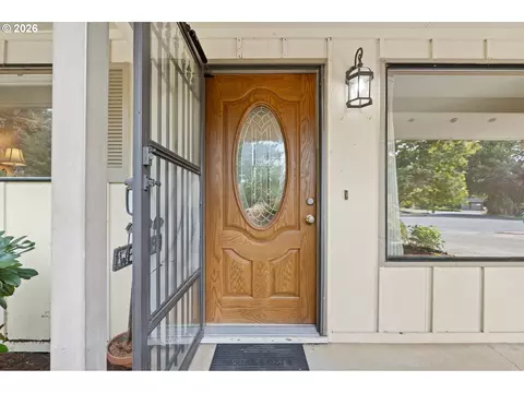 Entry Way - 505 NE Dexter Ct, Gresham, OR 97030 photo 1 of 2