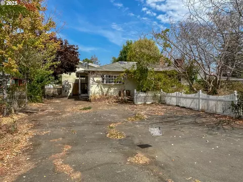 2352 Castle Ave, Roseburg, OR 97471