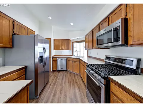 Kitchen - 254 SW Nancy Cir, Gresham, OR 97030 photo 2 of 3
