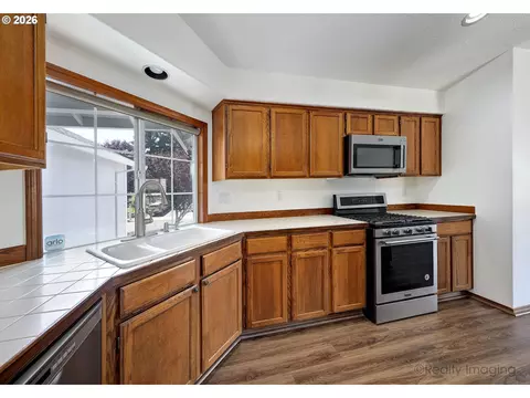 Kitchen - 254 SW Nancy Cir, Gresham, OR 97030 photo 3 of 3