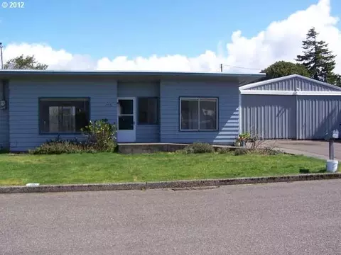 576 Juniper St, Florence, OR 97439 photo 1