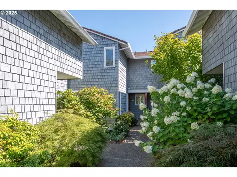 615 N Tomahawk Island Dr, Portland, OR 97217