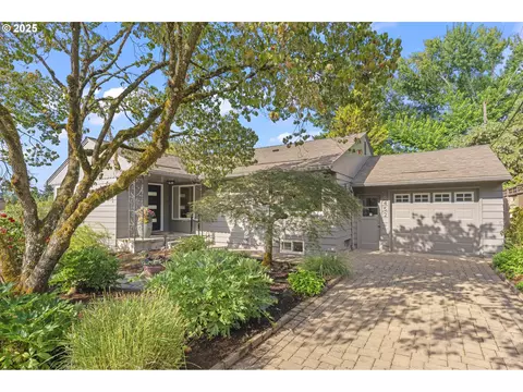 6452 SW Loop Dr, Portland, OR 97221