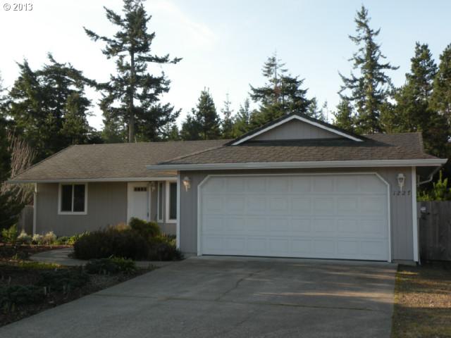 1227 Yew St, Florence, OR 97439 photo 1