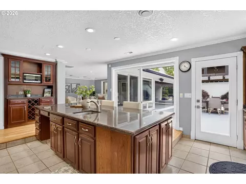 Kitchen - 29138 SE Powell Valley Rd, Gresham, OR 97080 photo 3 of 4