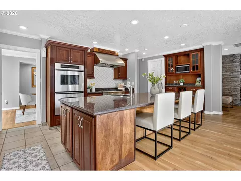 Kitchen - 29138 SE Powell Valley Rd, Gresham, OR 97080 photo 2 of 4