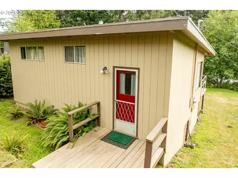 37365 4th St, Manzanita, OR 97130