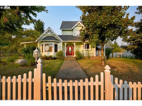340 NE Second St, Oakland, OR 97462