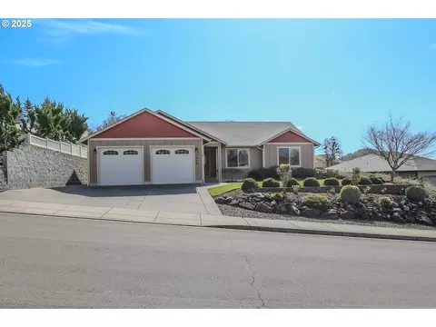 1979 NE Sunset St, Roseburg, OR 97470