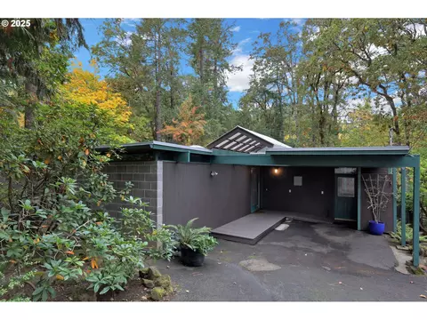 195 W 35th Pl, Eugene, OR 97405