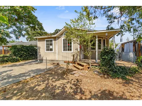 741 Hazel St, Central Point, OR 97502