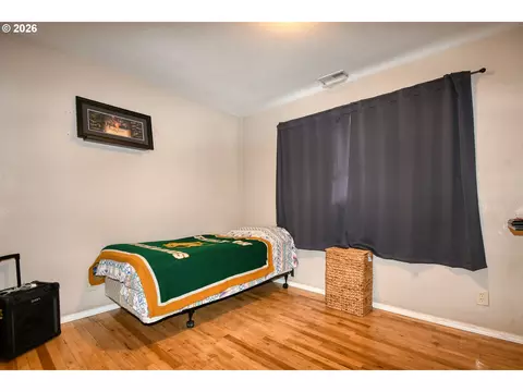 Bedroom - 808 SE 6th St, Pendleton, OR 97801 photo 5 of 6