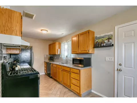 Kitchen - 808 SE 6th St, Pendleton, OR 97801 photo 4 of 7