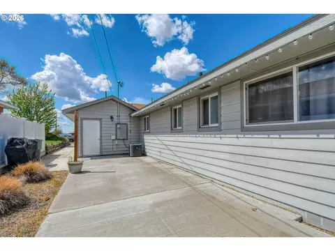 Exterior - 808 SE 6th St, Pendleton, OR 97801 photo 5 of 11