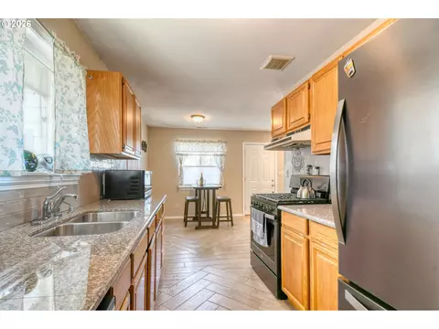 Kitchen - 808 SE 6th St, Pendleton, OR 97801 photo 3 of 7