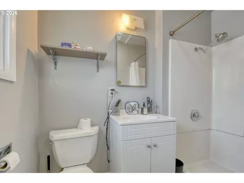 Bath - 808 SE 6th St, Pendleton, OR 97801 photo 1 of 2
