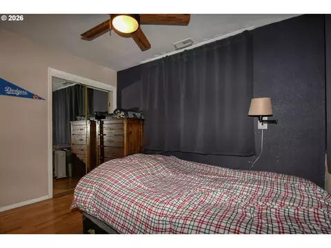 Bedroom - 808 SE 6th St, Pendleton, OR 97801 photo 2 of 6
