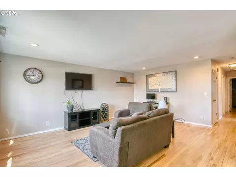 Living - 808 SE 6th St, Pendleton, OR 97801 photo 3 of 3