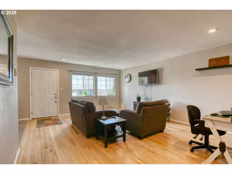 Living - 808 SE 6th St, Pendleton, OR 97801 photo 2 of 3