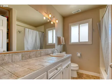 Bath - 808 SE 6th St, Pendleton, OR 97801 photo 2 of 2