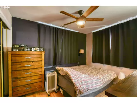 Bedroom - 808 SE 6th St, Pendleton, OR 97801 photo 1 of 6