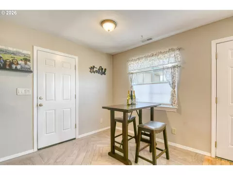 Entry Way - 808 SE 6th St, Pendleton, OR 97801 photo 2 of 2