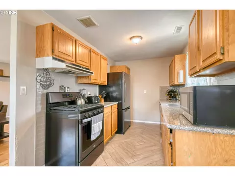 Kitchen - 808 SE 6th St, Pendleton, OR 97801 photo 2 of 7