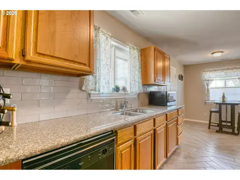 Kitchen - 808 SE 6th St, Pendleton, OR 97801 photo 5 of 7