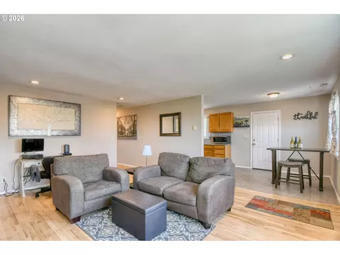 Living - 808 SE 6th St, Pendleton, OR 97801 photo 1 of 3