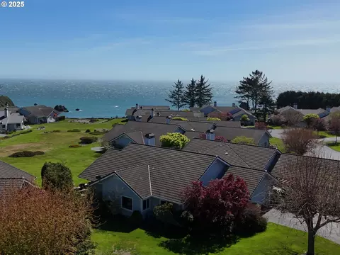 204 Schooner Bay Dr, Brookings, OR 97415