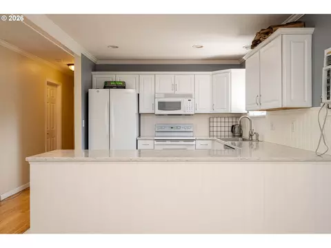 Kitchen - 337 NW Birdsdale Ave, Gresham, OR 97030 photo 5 of 6