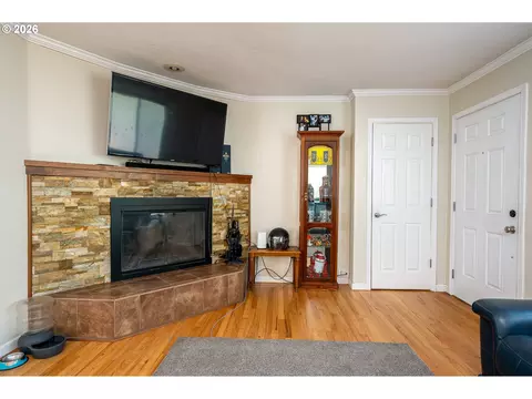 Living - 337 NW Birdsdale Ave, Gresham, OR 97030 photo 3 of 6