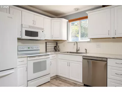 Kitchen - 337 NW Birdsdale Ave, Gresham, OR 97030 photo 4 of 6
