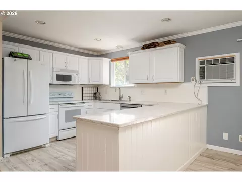 Kitchen - 337 NW Birdsdale Ave, Gresham, OR 97030 photo 3 of 6