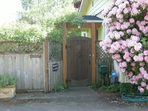 560 W D St, Springfield, OR 97477 photo 1