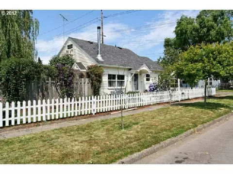 1113 E 5th St, Newberg, OR 97132 photo 1