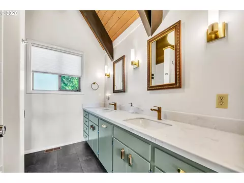 Bath - 90790 Hill Rd, Springfield, OR 97478 photo 4 of 5