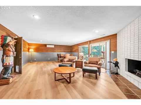 Living - 90790 Hill Rd, Springfield, OR 97478 photo 3 of 3