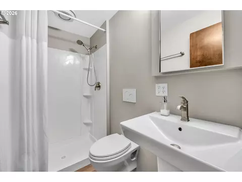 Bath - 90790 Hill Rd, Springfield, OR 97478 photo 5 of 5
