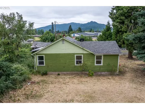740 Filbert Ln, Springfield, OR 97478