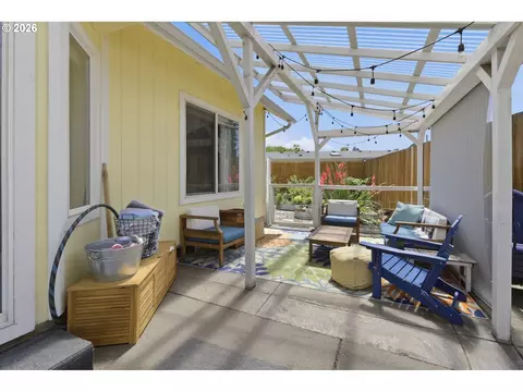Exterior - 2910 River Rd, Eugene, OR 97404 photo 8 of 14