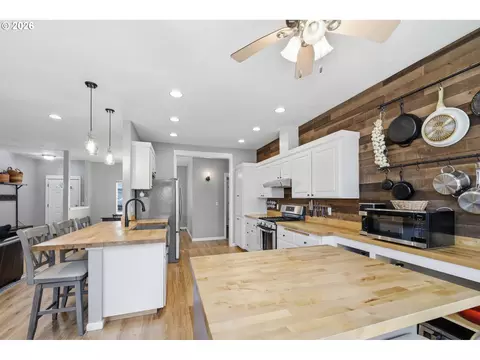 Kitchen - 2910 River Rd, Eugene, OR 97404 photo 7 of 8