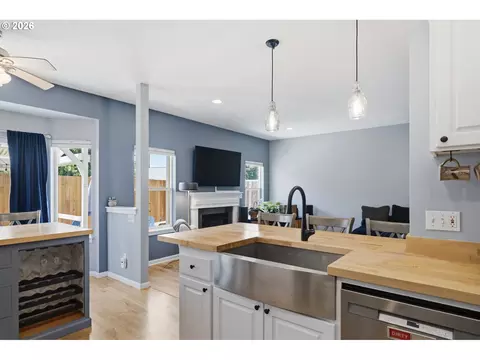 Kitchen - 2910 River Rd, Eugene, OR 97404 photo 6 of 8