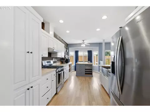 Kitchen - 2910 River Rd, Eugene, OR 97404 photo 4 of 8
