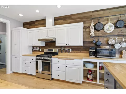 Kitchen - 2910 River Rd, Eugene, OR 97404 photo 3 of 8