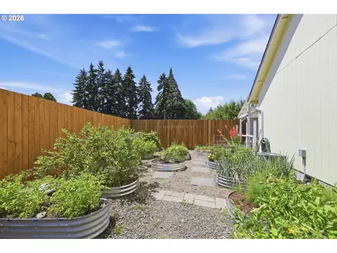 Exterior - 2910 River Rd, Eugene, OR 97404 photo 11 of 14